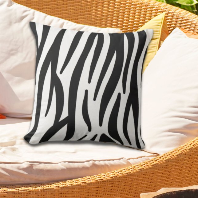 svart snyggt i chic, vit zebra tryck kudde (girly chic stylish black white zebra print outdoor pillow)