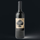 Svart spade på guld vinflaska etikett<br><div class="desc">Denna anpassade vinflasketikett har ett poker- eller spelkorttema för ett bröllop i Las Vegas eller kasino. En bild av en svart spade är tryckt i mitten med en guldbakgrund. Två exempelnamn är tryckta över spaden med ett exempel på bröllopsdatum tryckt nedan.</div>