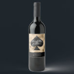 Svart spade på guld vinflaska etikett<br><div class="desc">Denna anpassade vinflasketikett har ett poker- eller spelkorttema för ett bröllop i Las Vegas eller kasino. En bild av en svart spade är tryckt i mitten med en guldbakgrund. Två exempelnamn är tryckta över spaden med ett exempel på bröllopsdatum tryckt nedan.</div>