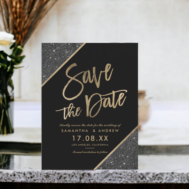 Svart Spara datum med guldglittertext Meddelande Vykort (Gold glitter script black save the date announcement postcard)