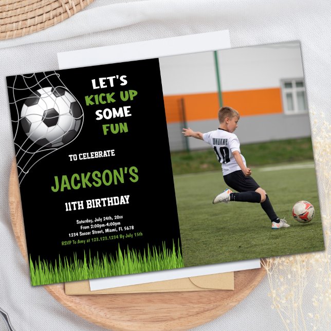 Svart spark upp lite roligt Fotofotboll födelsedag Inbjudningar (Black kick up some fun Photo Soccer Birthday Invitation)