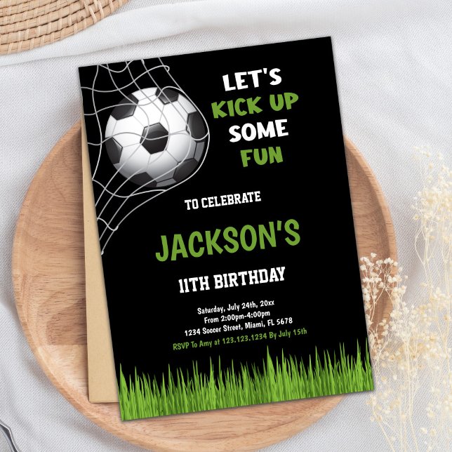Svart spark upp några roligtar Fotbolls-dagsinbjud Inbjudningar (Black kick up some fun Soccer Birthday Invitations)