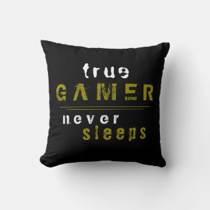 Svart spelspelare i True Gamer Sleeps Typography Kudde