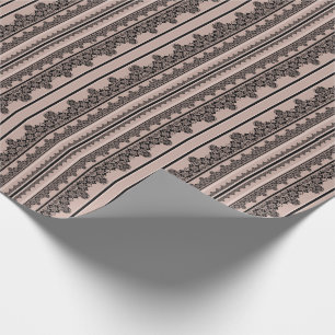 Svart spets, glesstickning, brun bakgrund, beige, presentpapper