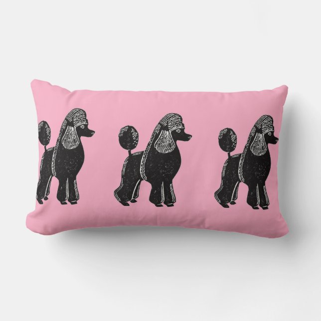 Svart standarda pudlar med den rosa lumbaren lumbarkudde (Framsida)