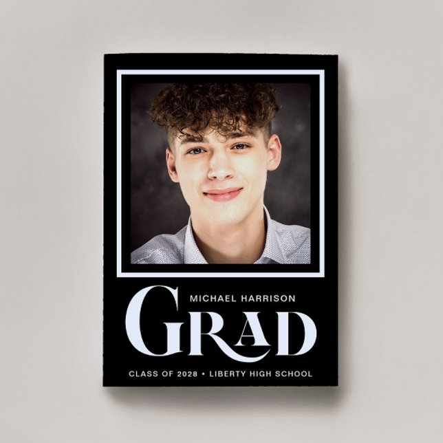 Svart Studenten med enkel foto med fetstil Meddelande (Cherish the milestone: share your graduate's achievement with a custom photo graduation announcement)