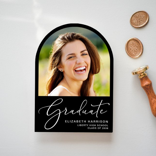 Svart Studentfest för elegant Script Arch Photo Bl Inbjudningar (Share the pride and excitement of your graduate's achievement with friends and family near and far)