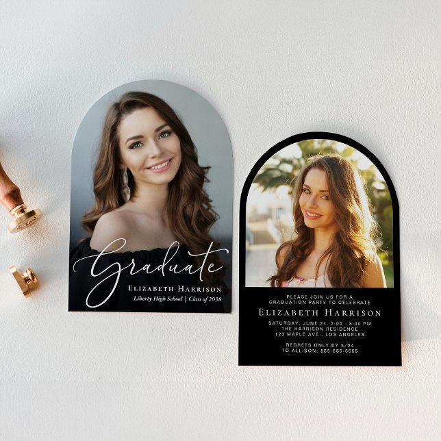Svart Studentfest för elegant Script Arch Photo Bl Inbjudningar (An elegant arch-shaped graduation party invitation to celebrate the graduate's achievements)
