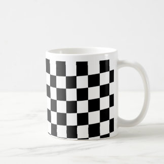 Svart svart tävling mönster i schack kaffemugg