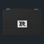 Svart svartvit, fetstilt, svart iPad mini skydd<br><div class="desc">Anpassa den här coolan till ett stort svart Monogram med fetstil mot svart bakgrund. Klicka på Anpassa om du vill ändra färg och skriva stilar.</div>