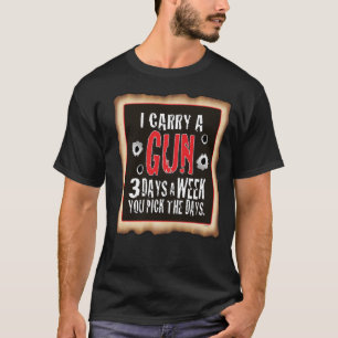 Svart T bär jag ett vapen, dig väljer dagarna T-shirt