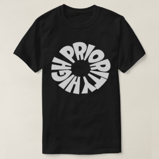 Svart T-frakt med hög prioritet T-shirt