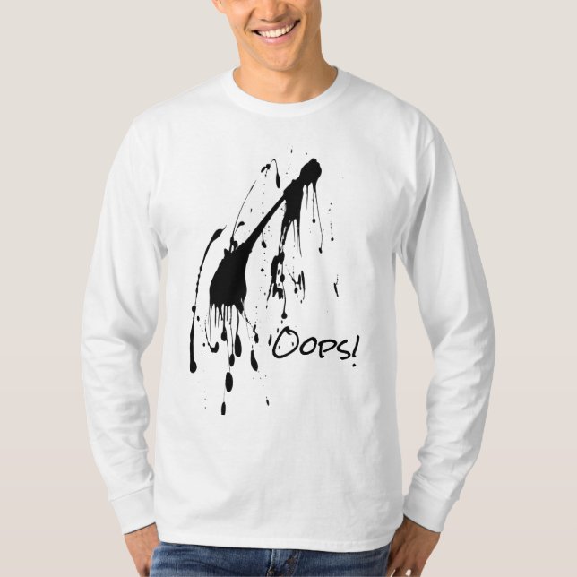 Svart T-shirt med fläckar av färg "Oops!" (Framsida)
