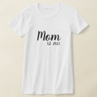 Svart T-shirt med texten Established Mom