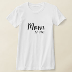 Svart T-shirt med texten Established Mom