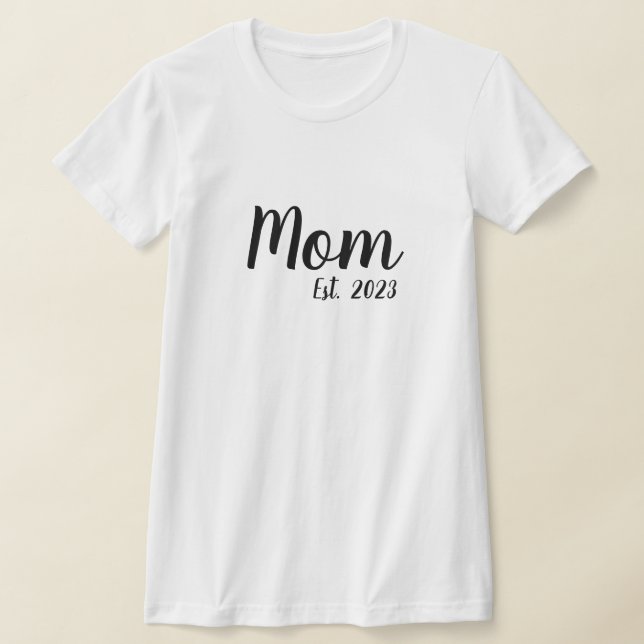Svart T-shirt med texten Established Mom (Laydown)