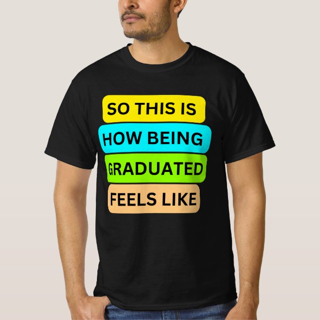 Svart t-shirt SO_DENIS_HOW_BEING_GRADUATED (Framsida)