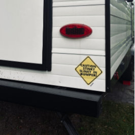 Svart tankslang Varning Stinkande Slinky i stötfån Klistermärken