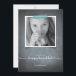 Svart tavlablått Washi tejpar det Hanukkah Julkort<br><div class="desc">Denna lantliga svart tavlastilinbjudan göras exklusivt för Zazzle och är perfekt för en nostalgiker yet modern säsongsbetonad hälsning. Den utskrivavna "washien" tejpar i blåttbrytning som ditt foto med vit skrivar typografi skrivev ut på en svart tavlabakgrund. Tillfoga insvepanden semestrar frimärket från vår omfattande portosamling för att matcha perfekt med din...</div>