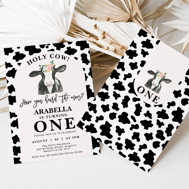 Svart teckentabell, Heliga Kund 1:a födelsedag Inbjudningar (Black and white holy cow 1st birthday invitation featuring a cow, black and white cow print and arch)