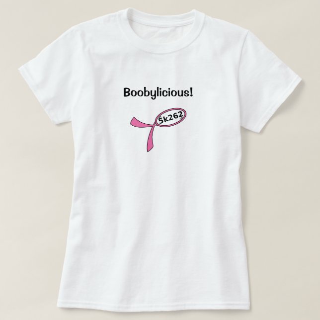 Svart text: Boobylicious! Tee Shirt (Design framsida)