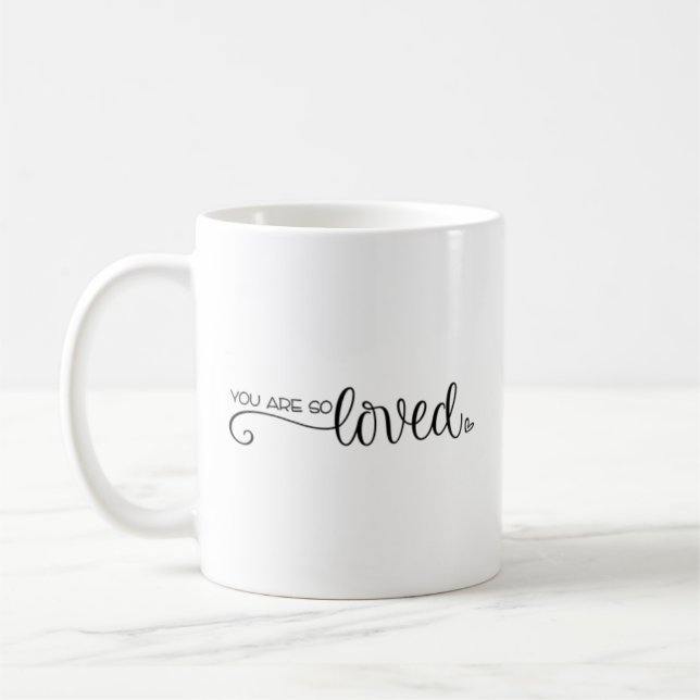 Svart text "Du är så älskad" Kaffemugg (Vänster)