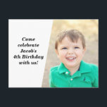 Svart text för Födelsedagsfest av foto med anpassn Inbjudan Vykort<br><div class="desc">Beställ dessa inbjudningar i personlig barns födelsedag med anpassade fält på baksidan av vykortet för ditt barns placering,  datum och tid i party. Infoga ditt eget barns foto bredvid den minimalistiska svarta texten och den vita bakgrunden. Lägg till party-informationen på anpassningsbarnas svarta sida.</div>