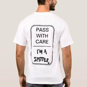 Svart text: Passera med omsorg. Mig förmiddag en T Shirt