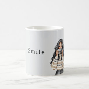 Svart tjej tröja leende kamera kaffemugg