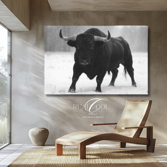 Svart tjur i snö västern gård scen canvastryck (Black Bull in Snow Western Farm Scene Canvas Print)