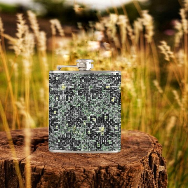 Svart toner mot Grått Fickplunta (This Black Tones Against Gray Flask, with its unusual design, stands out, in any outdoor setting!)