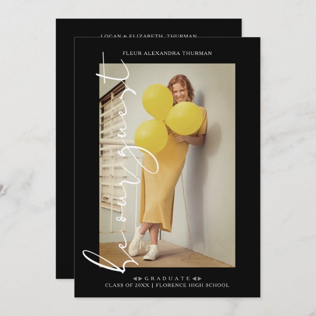 Svart Trendig Foto är vår gäst enkel Studenten Inbjudningar (Fram/baksida)