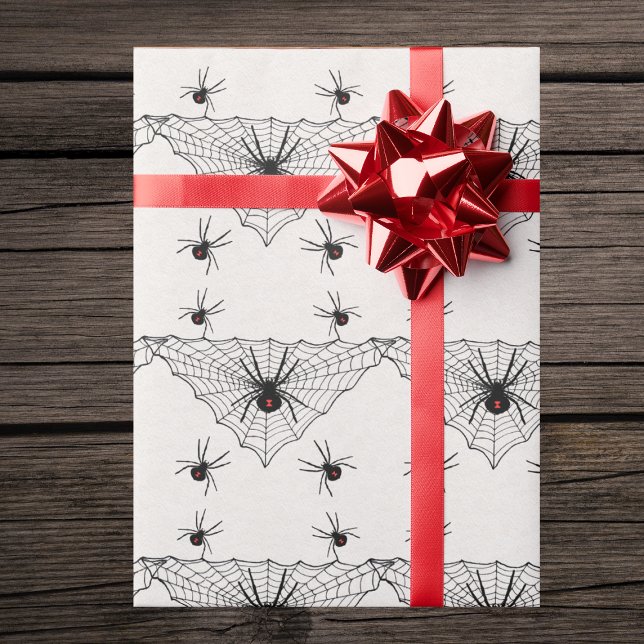 Svart triangelfärgat Spindelnät med svarta fönster Presentpapper (Triangle shaped black spider web with black widow spiders on white gift wrapping paper.)