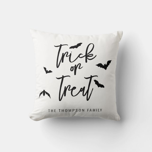 Svart trick or treat-text med fladdermöss Hallowee Kudde (Framsida)