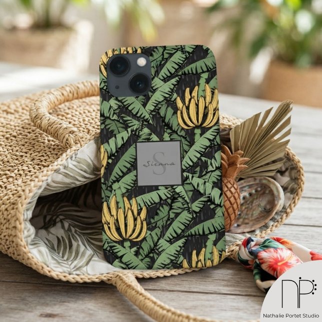 Svart Tropisk Gul Bananblad iPhone 13 Fodral (This Black Tropical Yellow Banana Leaf iPhone 13 Case features hand drawn botanical art and monogram)