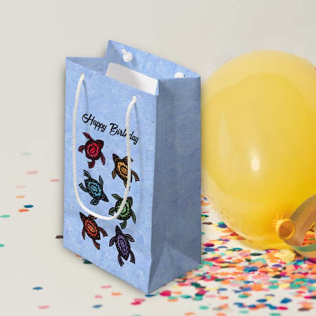 Svart turtles Färgad snäckor vid Abstrakten (Group of six abstract black turtles with different coloured shells on blue birthday gift bag.)