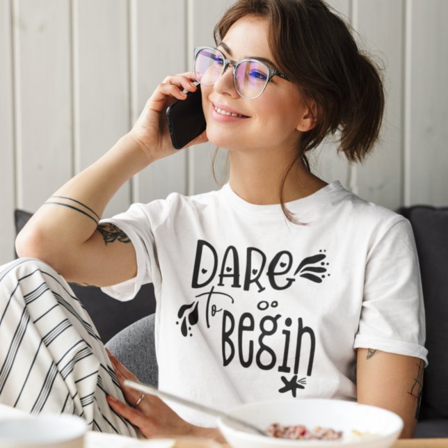 Svart typografi för att starta offerten t shirt (Skapare uppladdad)