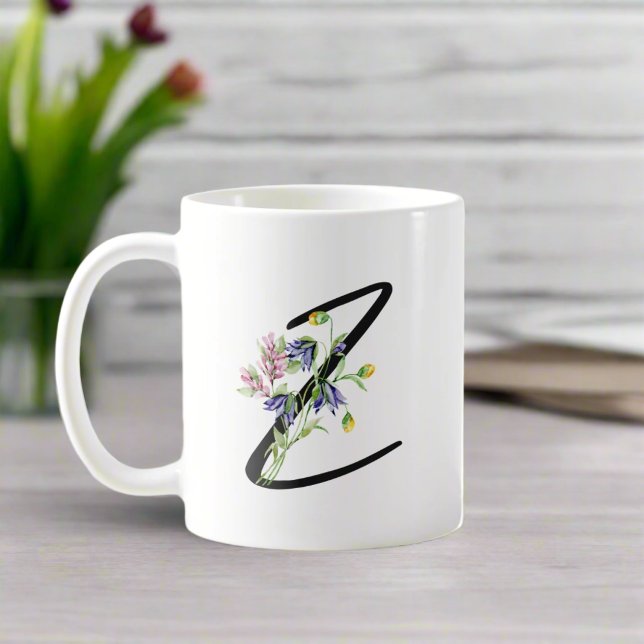 Svart typografi med färgstark Blommigt Brev ’Z’ Kaffemugg (Skapare uppladdad)
