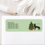 Svart tysk herde och Festive Julgran Returadress Etikett<br><div class="desc">Desteis ursprungliga tecknad illustrerar en berömvärd svart färg-tysk Shepherd-hund. Hund står vid ett festligt Julgran med röda prydnadsföremål och gult, en vit pärlträdgård och en gult stjärna på träd. Det finns också två inslagna presenter vid träd och bakom hund finns det en bruna hyllor med två ljus. Bakgrunden till färg...</div>