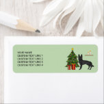 Svart tysk herde och Festive Julgran Returadress Etikett<br><div class="desc">Desteis ursprungliga tecknad illustrerar en berömvärd svart färg-tysk Shepherd-hund. Hund står vid ett festligt Julgran med röda prydnadsföremål och gult, en vit pärlträdgård och en gult stjärna på träd. Det finns också två inslagna presenter vid träd och bakom hund finns det en bruna hyllor med två ljus. Bakgrunden till färg...</div>