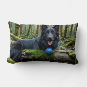 Svart tysk schäferhund med boll lumbarkudde