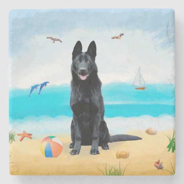 Svart Tysk Schäferhund på strand Stenunderlägg (Framsidan)