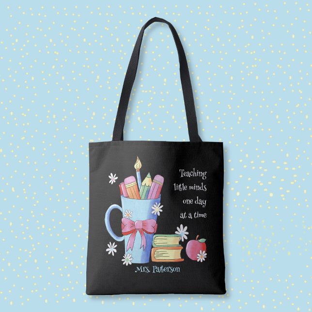 Svart väskor för lärare med citat och namn (Teacher tote bag with watercolor art .)