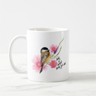 Svart vattendjup med kyckadee med ytterhölje kaffemugg