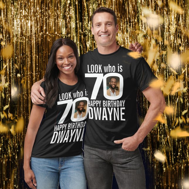 Svart vit 70-årsdag ser ut medan 70 bild namn t shirt (Skapare uppladdad)