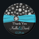 Svart, vit, Aqua Snöflingor Wedding Favor Magnet<br><div class="desc">Den här svarta och vita bröllopsrörelsen för snöflingor är ett tack till dig magnet med FAUX aqua blue ribbon och snowflake medallion matchar den bröllopsinbjudan som visas nedan. All text är anpassade och du kan ändra storlek och form. Om du vill ha några andra matchande objekt i den här designen...</div>