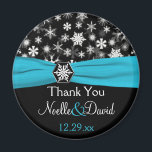 Svart, vit, Aqua Snöflingor Wedding Favor Magnet<br><div class="desc">Den här svarta och vita bröllopsrörelsen för snöflingor är ett tack till dig magnet med FAUX aqua blue ribbon och snowflake medallion matchar den bröllopsinbjudan som visas nedan. All text är anpassade och du kan ändra storlek och form. Om du vill ha några andra matchande objekt i den här designen...</div>