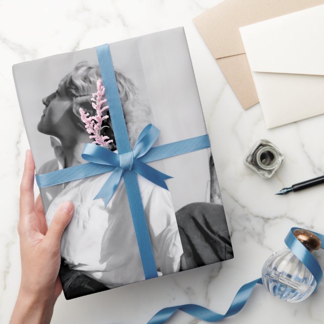 Svart-vit bild av kvinnlig sjöman presentpapper (Gifting)
