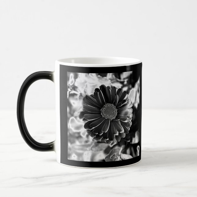 Svart & vit blomfoto magisk mugg (Vänster)