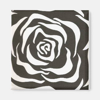 svart vit blomma magnet